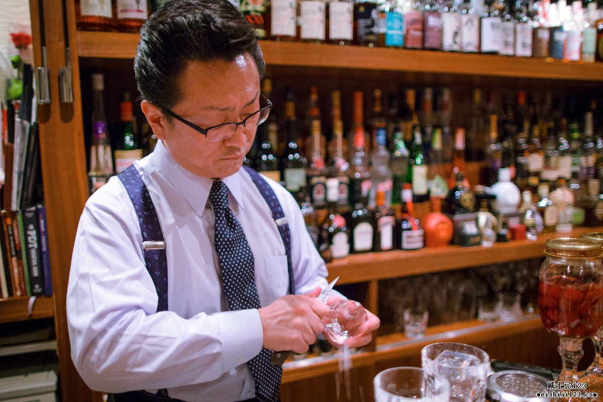 服务日本威士忌：上高五酒吧（Hidetsugu Ueno）雕刻冰块