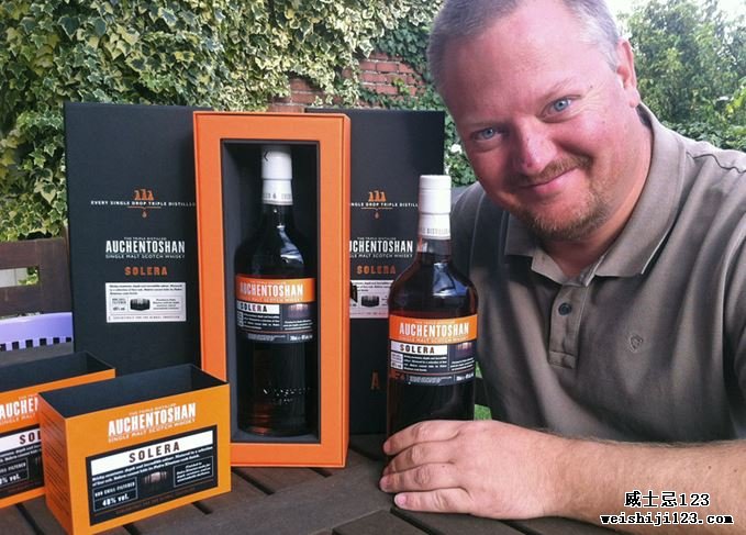 威士忌酒收藏家马克·德穆尔（Mark Dermul）和他收藏的几瓶Auchentoshan。 