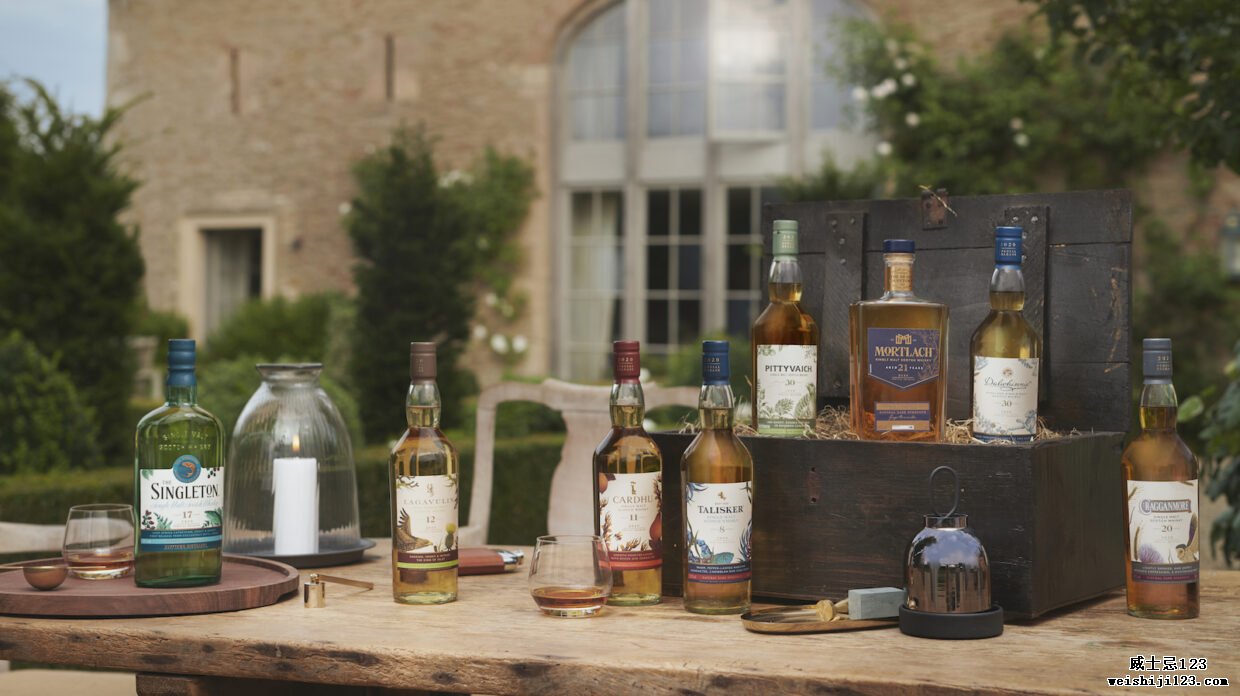 2020 年帝亚吉欧特别发布的单一麦芽苏格兰威士忌系列，摆放在庄园外的桌子上