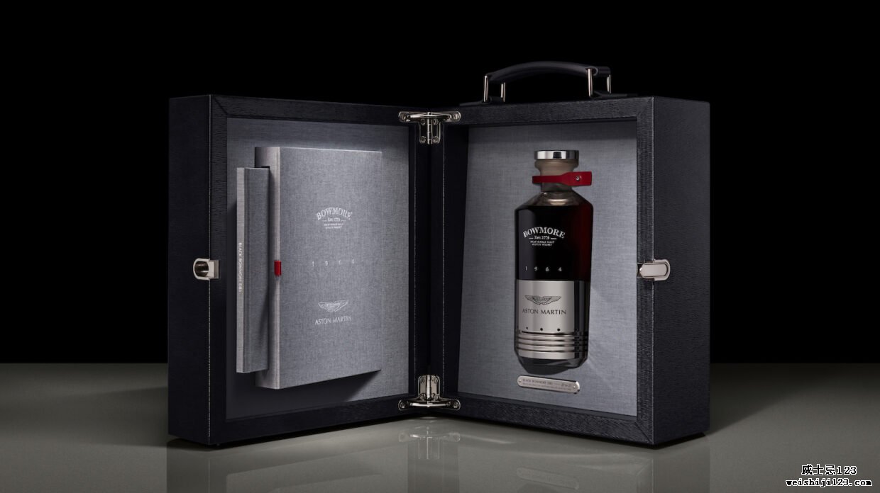 一瓶黑色 Bowmore DB5 与阿斯顿马丁合作制造的定制包装盒