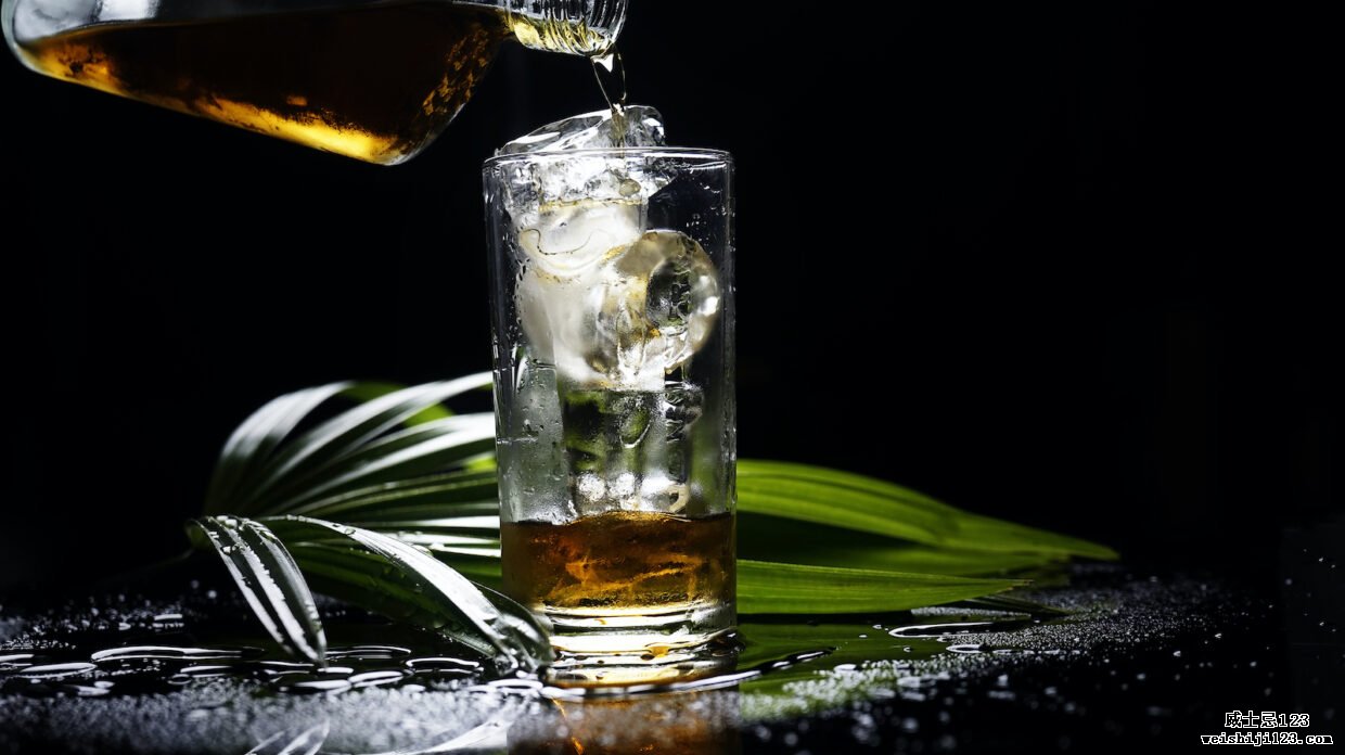 有选择的焦点饮料酒精和水玻璃与威士忌和火花水和冰块与黑暗的背景