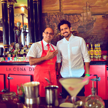 哈瓦那 El Floridita 的专业调酒师亚历杭德罗·玻利瓦尔（Alejandro Bolívar）（右）与哈瓦那俱乐部间隔年比赛的获胜者朱利安·梅迪纳（Julián Medina）